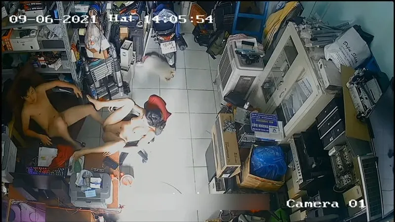 Cô vợ ông xã địt nhau trong của hàng máy tính